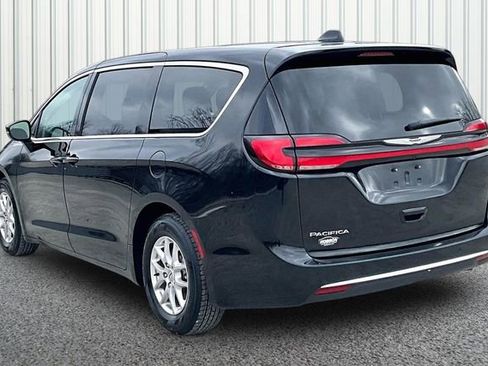Used 2024 Chrysler Pacifica Touring-L image 11