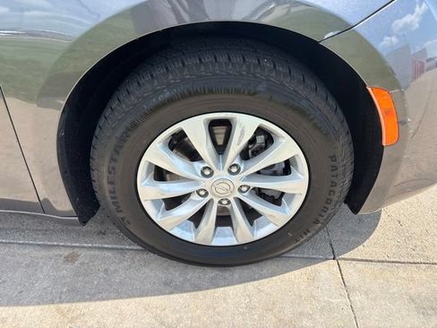Used 2018 Chrysler Pacifica Touring-L FWD image 15