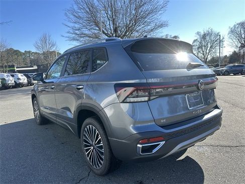 New 2026 Volkswagen Taos SE image 3