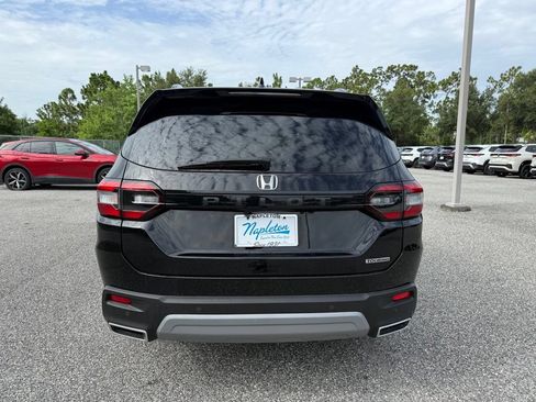 Used 2025 Honda Pilot Touring image 11