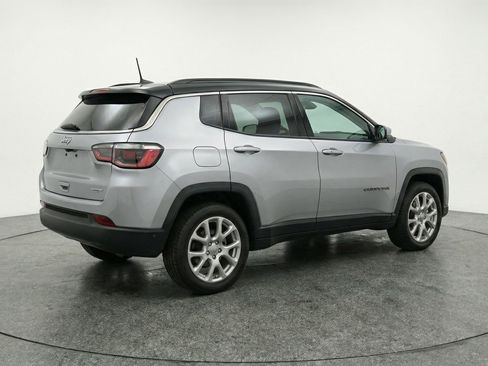 Used 2025 Jeep Compass Limited image 9