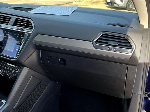 Used 2021 Volkswagen Tiguan SE image 19