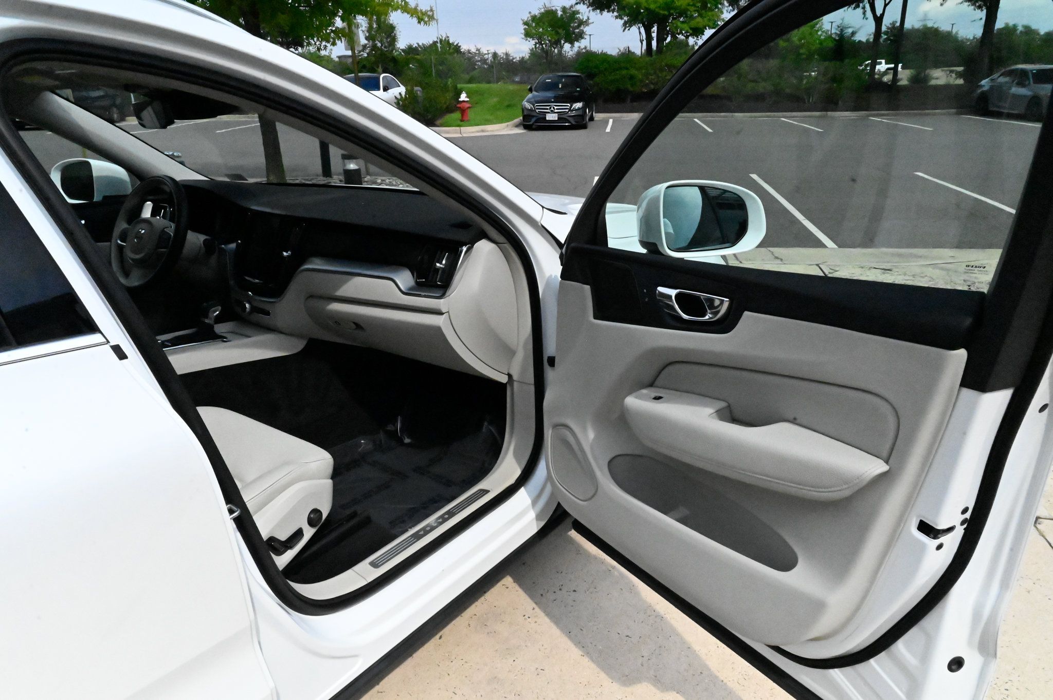 Used 2019 Volvo XC60 T5 Momentum w/ Multimedia Package AWD/4WD image 55