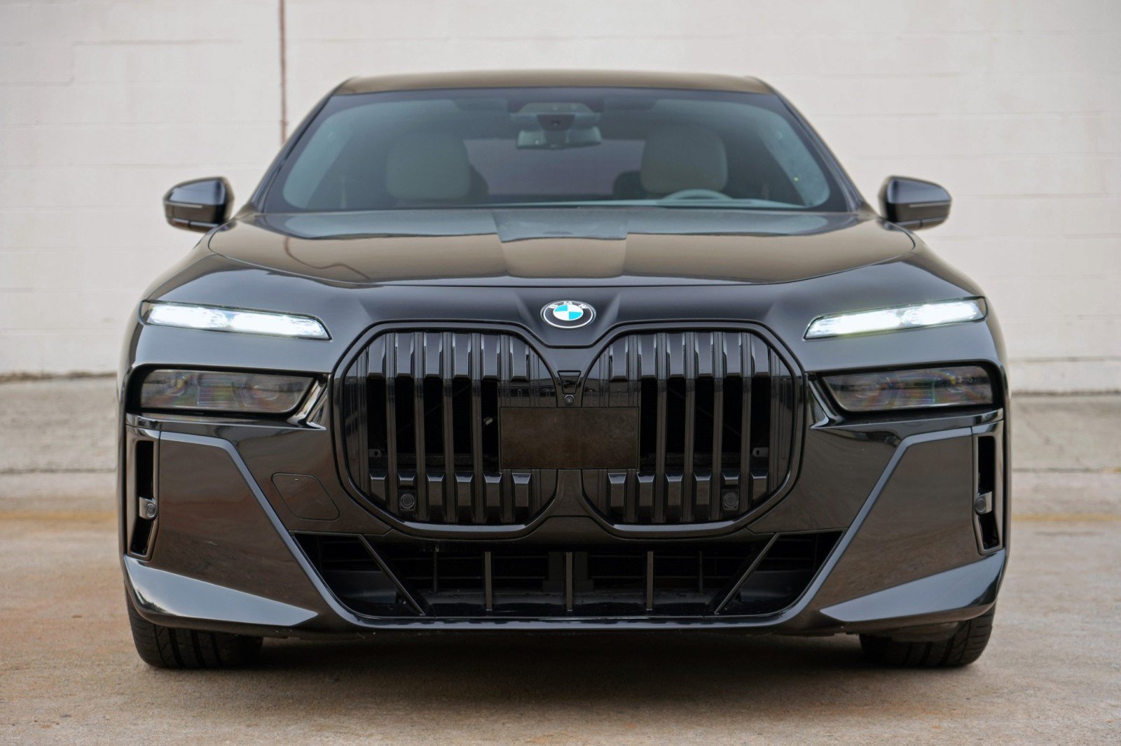 Used 2023 BMW 760i xDrive AWD/4WD image 7