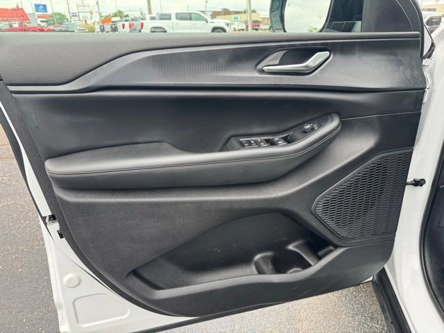 Used 2023 Jeep Grand Cherokee Altitude AWD/4WD image 16