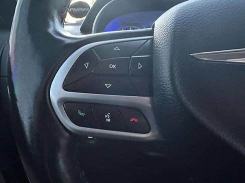 Used 2018 Chrysler 300 Limited image 23