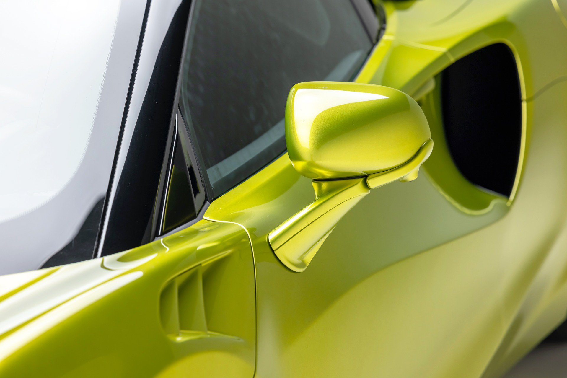 Used 2025 McLaren Artura Spider RWD image 40