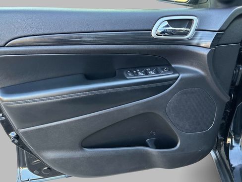 Used 2020 Jeep Grand Cherokee Laredo AWD/4WD image 19