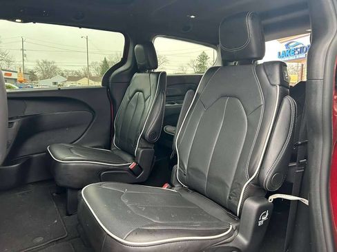 Used 2026 Chrysler Pacifica Limited image 16