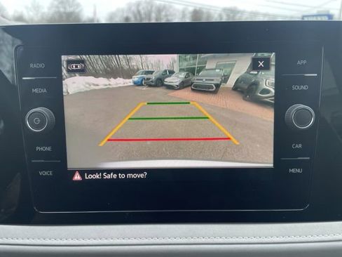 Certified 2025 Volkswagen Taos SE w/ Panoramic Sunroof Package image 19