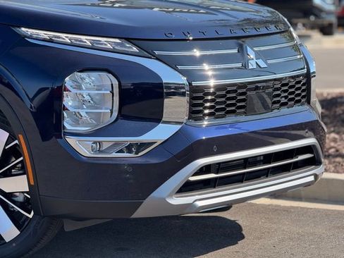 New 2025 Mitsubishi Outlander SE image 3