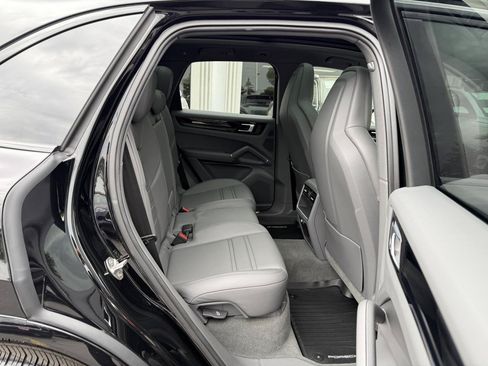 Used 2023 Porsche Cayenne w/ Premium Package AWD/4WD image 22