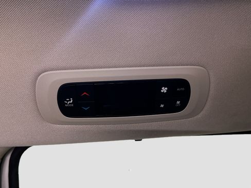 Used 2024 Chrysler Pacifica Touring-L FWD image 27