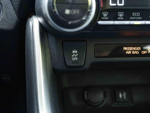 Used 2019 Toyota RAV4 XLE Premium image 32