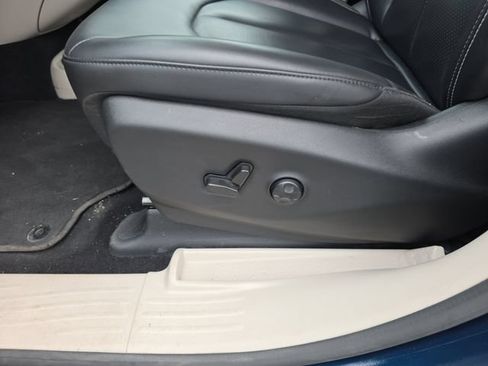 Used 2024 Chrysler Pacifica Limited FWD image 12