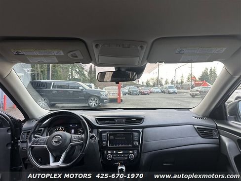 Used 2020 Nissan Rogue SV image 15