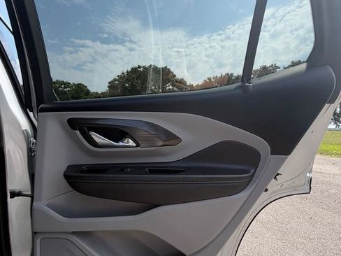 Used 2022 GMC Terrain SLT w/ Infotainment Package II FWD image 15