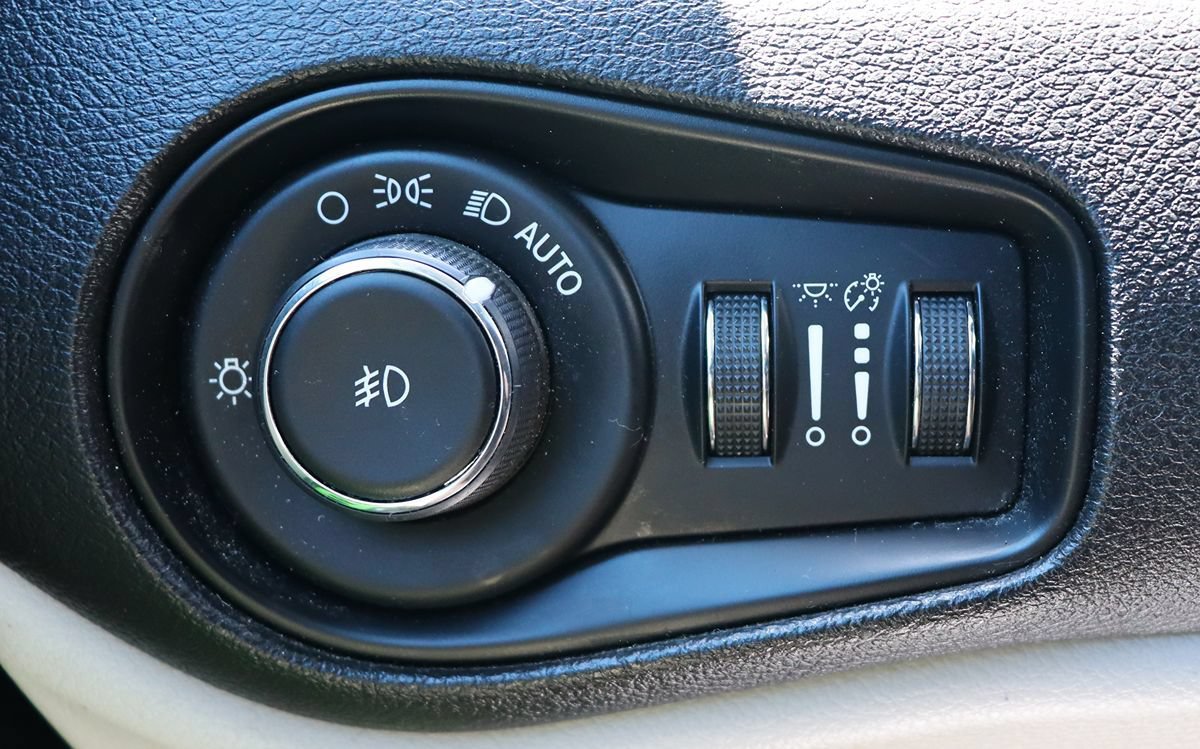 Used 2018 Jeep Renegade Latitude FWD image 42
