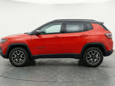 Used 2025 Jeep Compass Trailhawk AWD/4WD image 5