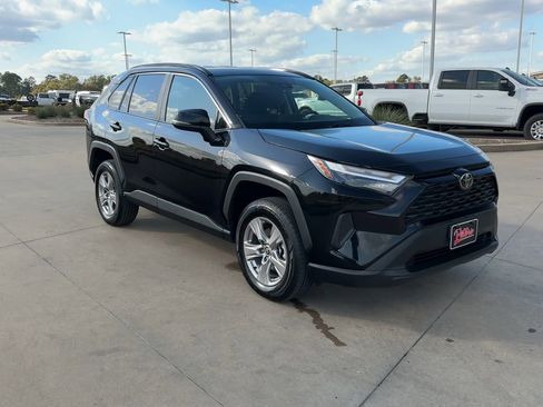 Used 2022 Toyota RAV4 XLE image 2
