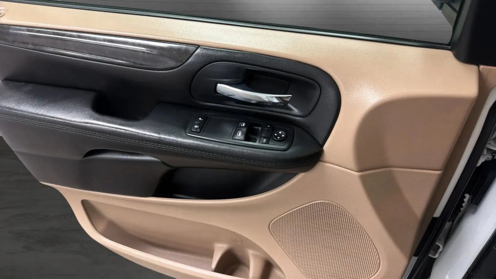 Used 2015 Dodge Grand Caravan American Value Package w/ UConnect Hands-Free Group FWD image 15