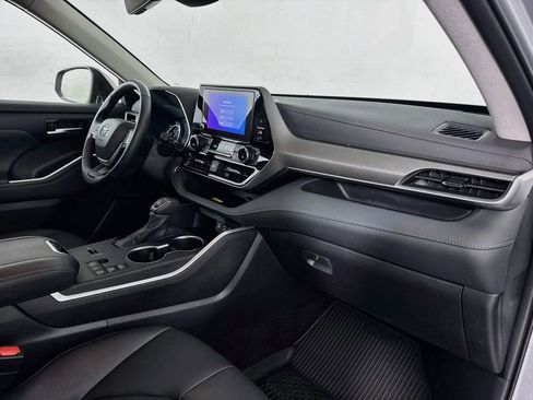 Used 2024 Toyota Highlander XLE FWD image 30