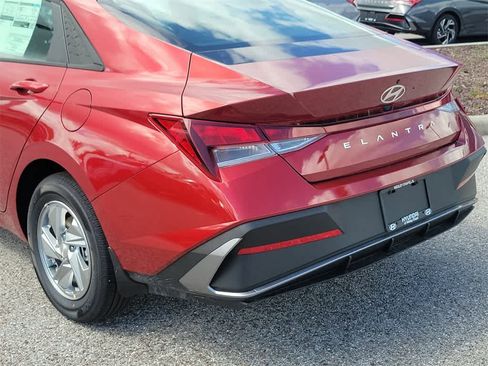 New 2025 Hyundai Elantra SE image 6