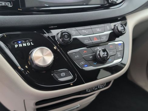 Used 2023 Chrysler Pacifica Touring-L FWD image 31