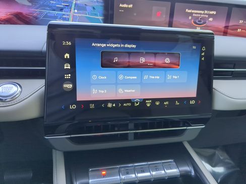 Used 2025 Lincoln Nautilus Premier image 23