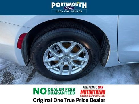 Used 2024 Chrysler Pacifica Touring-L image 29