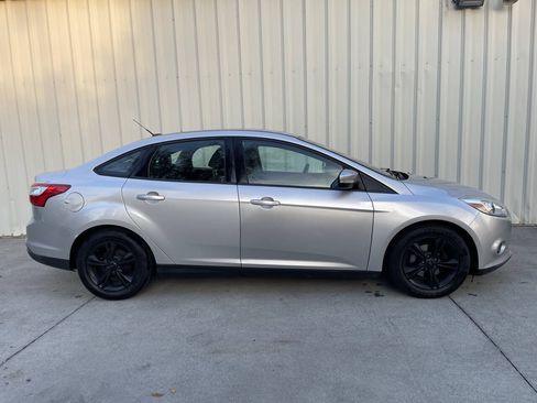 Used 2014 Ford Focus SE w/ SE Winter Package FWD image 2