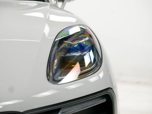 New 2026 Porsche Macan image 7