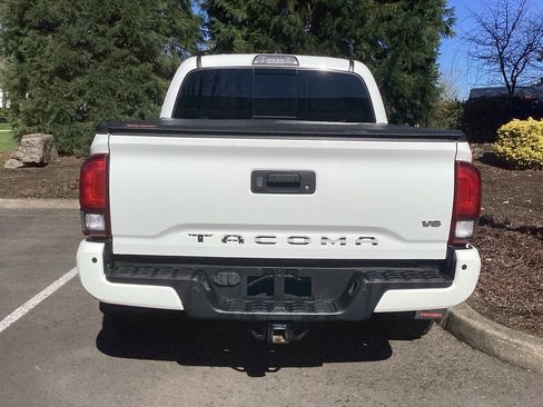 Used 2018 Toyota Tacoma TRD Sport w/ Technology Package image 21