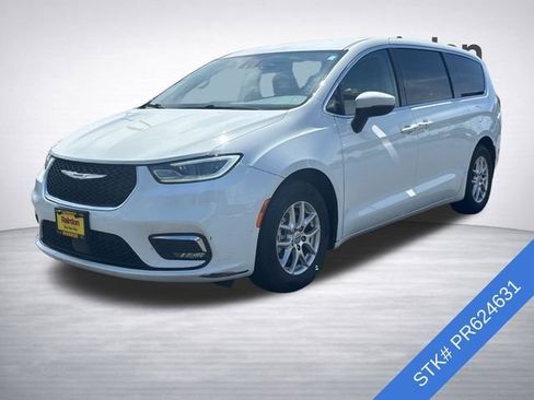 Used 2023 Chrysler Pacifica Touring-L FWD image 3