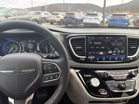 Used 2023 Chrysler Pacifica Touring-L image 15