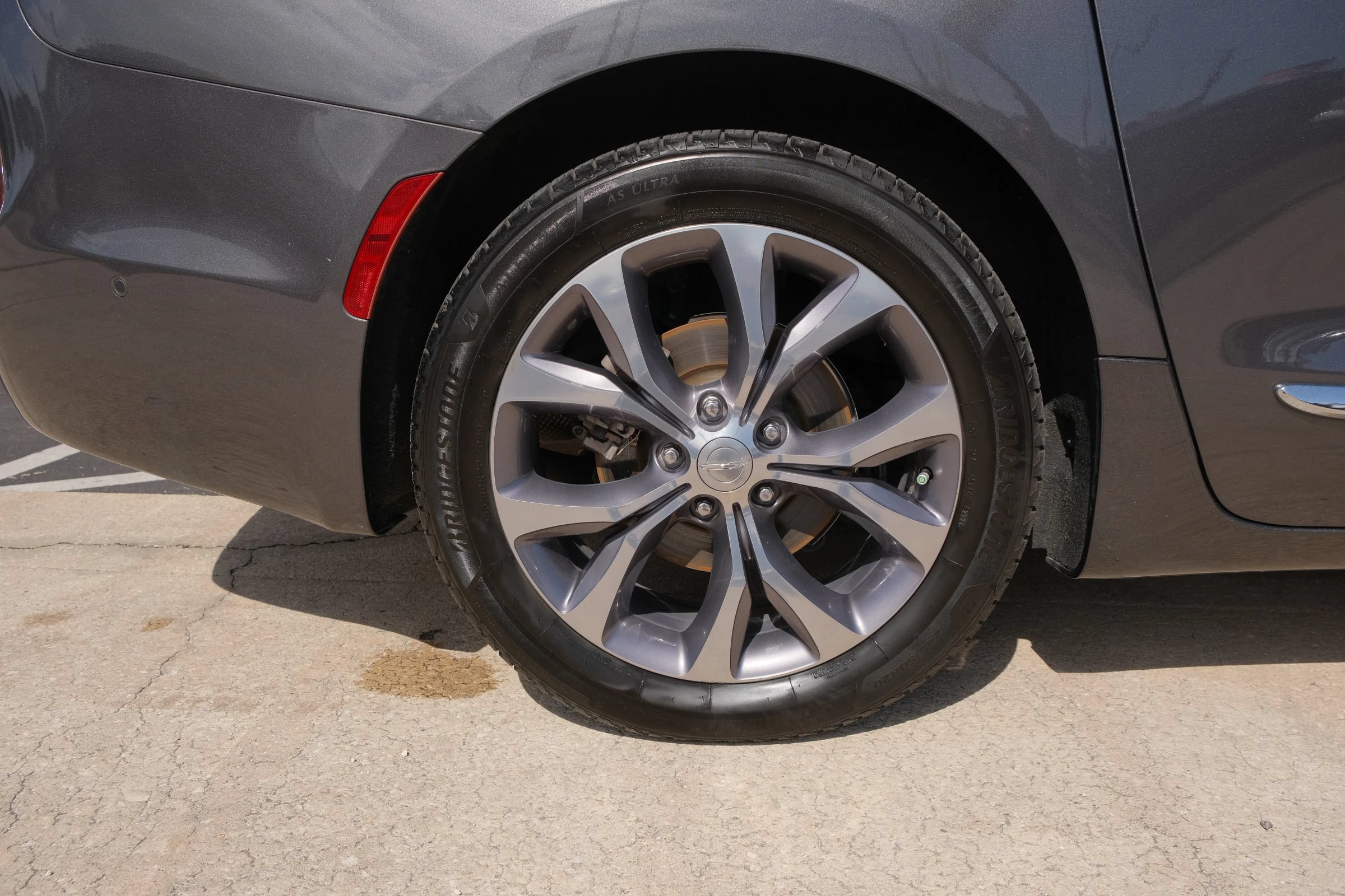 Used 2018 Chrysler Pacifica Limited w/ Tire & Wheel Group FWD image 19