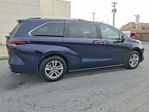 Used 2025 Toyota Sienna Limited image 11