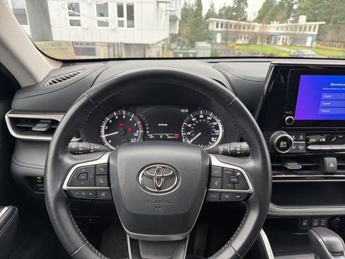 Used 2024 Toyota Highlander LE image 7