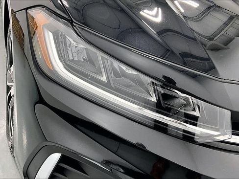 Used 2025 Volkswagen Jetta SE FWD image 36