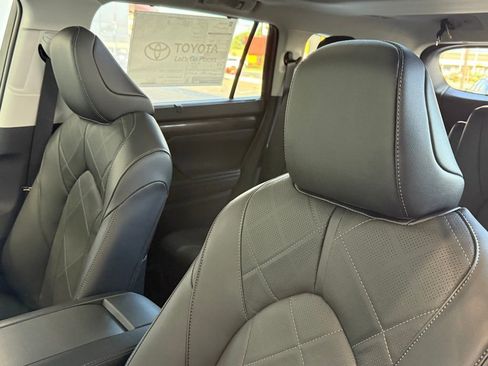 New 2026 Toyota Highlander Platinum image 18