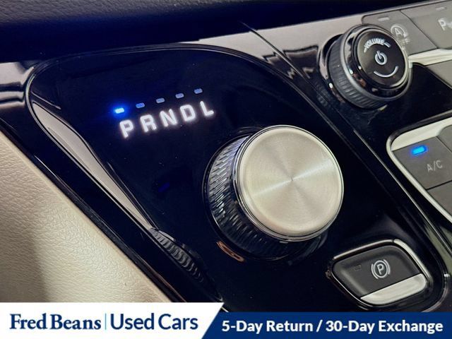 Used 2023 Chrysler Pacifica Touring-L FWD image 22