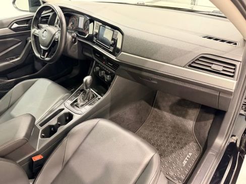 Used 2019 Volkswagen Jetta SE FWD image 2