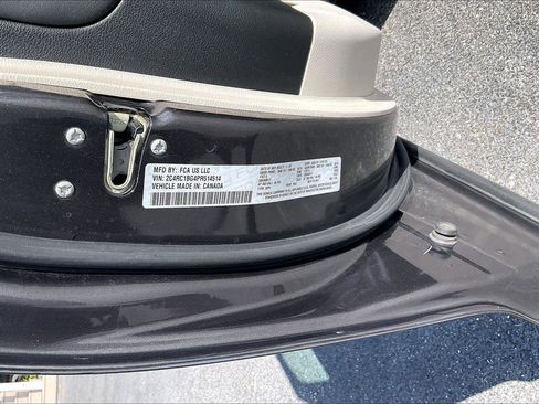 Used 2023 Chrysler Pacifica Touring-L FWD image 19