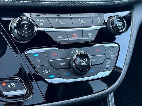 Used 2024 Chrysler Pacifica Premium FWD image 20