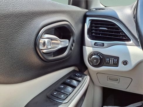 Used 2019 Jeep Cherokee Limited AWD/4WD image 17