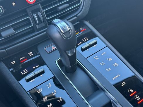 Used 2025 Porsche Macan image 22