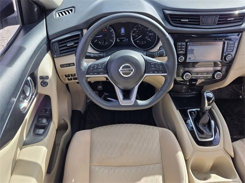 Used 2017 Nissan Rogue SV w/ SV Premium Package image 12
