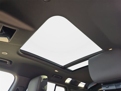 New 2025 Land Rover Defender 110 X-Dynamic SE image 30