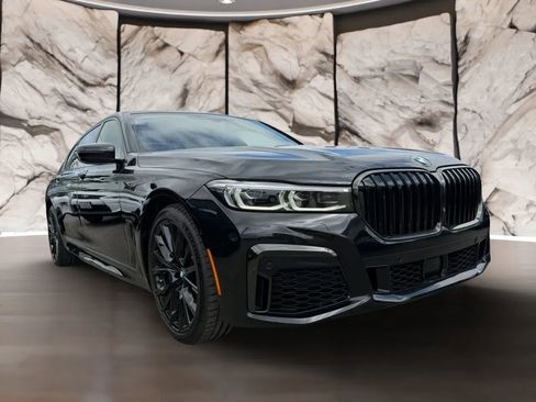 Used 2021 BMW 750i xDrive w/ Executive Package image 3