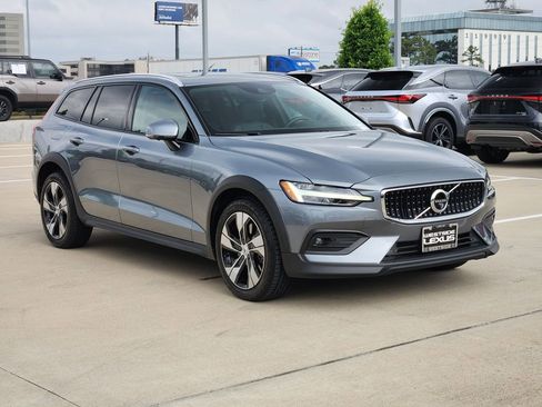 Used 2020 Volvo V60 T5 Cross Country AWD/4WD image 3